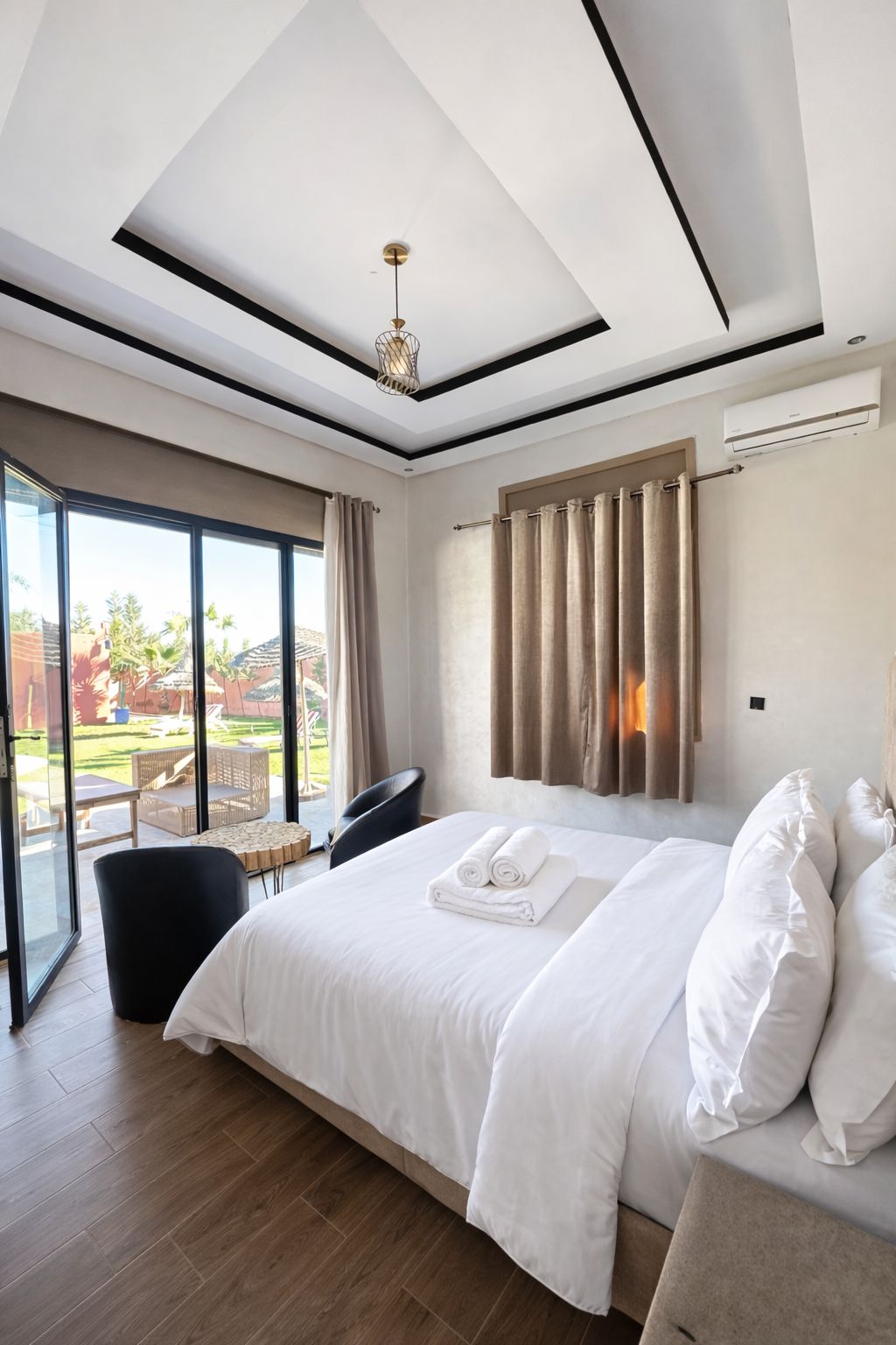 Chambre épurée avec plafond géométrique